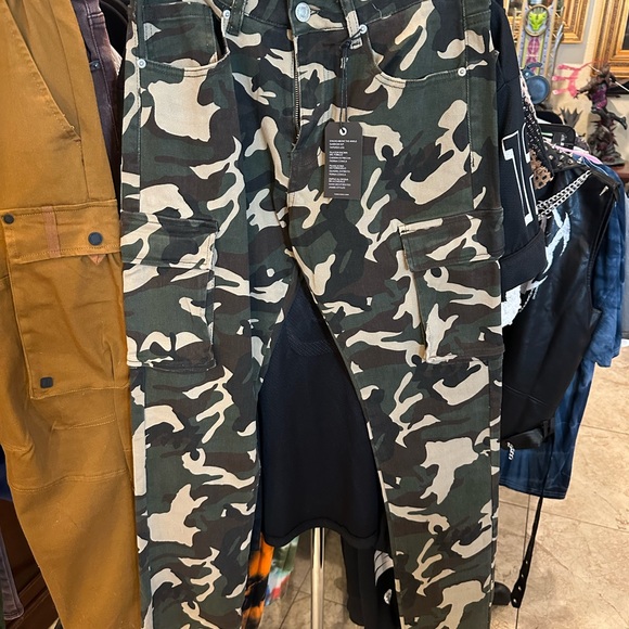 Men’s Forever 21 Green and Brown Cargo Pants - Picture 1 of 8